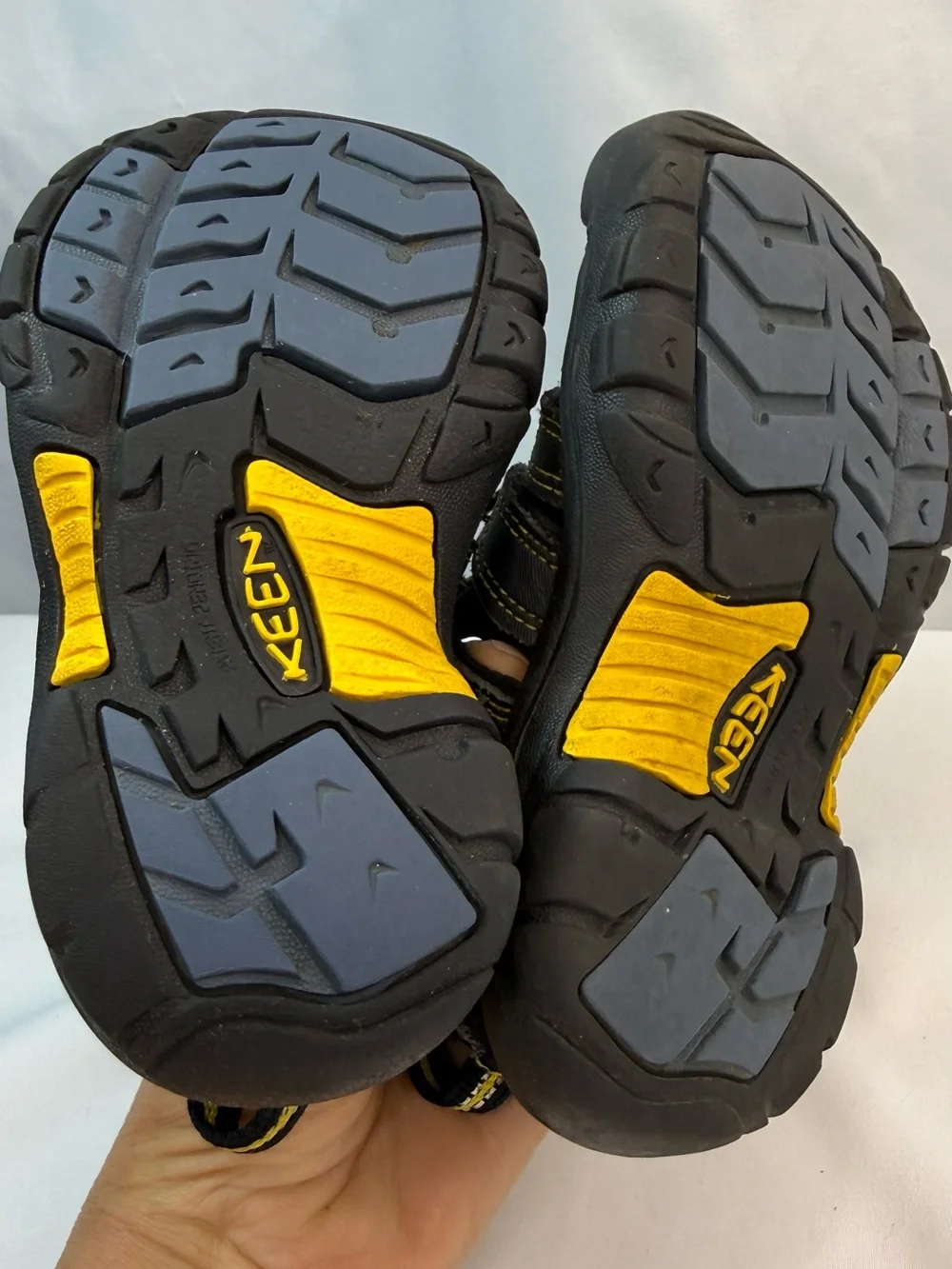 Keen Newport Kids Boys Size 11 Waterproof Black Sandals Yellow Accents VGUC/EUC